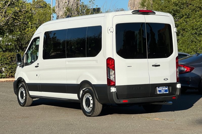 Ford Transit-350 Vehicle Full-screen Gallery Image 05