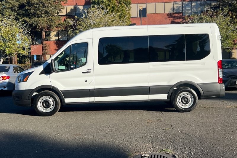 Ford Transit-350 Vehicle Full-screen Gallery Image 06