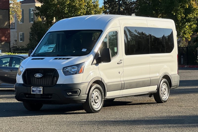 Ford Transit-350 Vehicle Full-screen Gallery Image 07