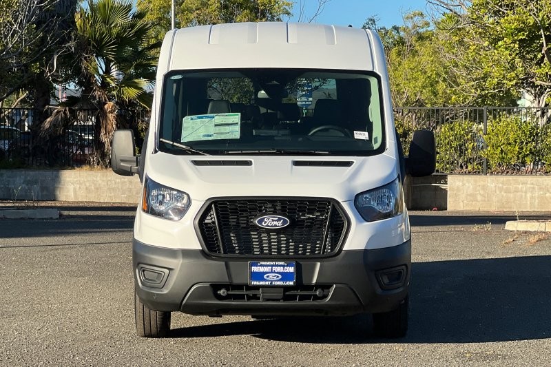 Ford Transit-350 Vehicle Full-screen Gallery Image 08