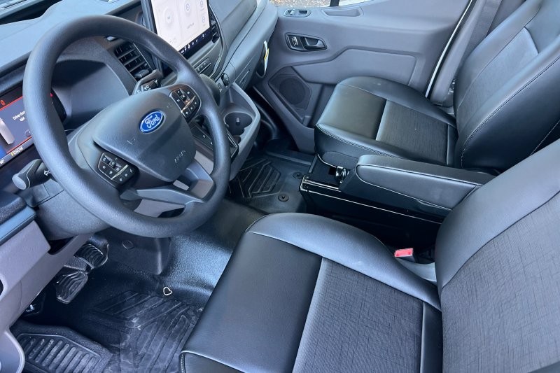 Ford Transit-350 Vehicle Full-screen Gallery Image 09