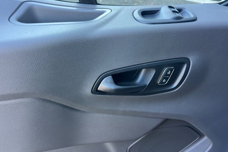 Ford Transit-350 Vehicle Full-screen Gallery Image 10