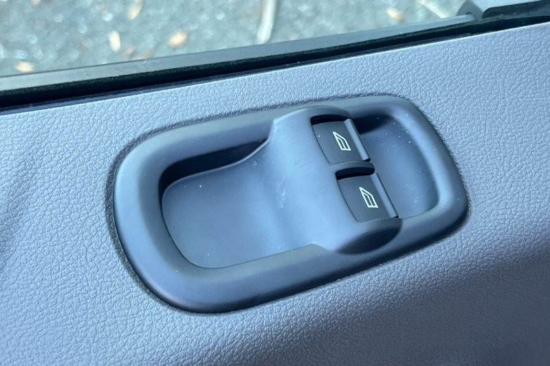 Ford Transit-350 Vehicle Full-screen Gallery Image 11