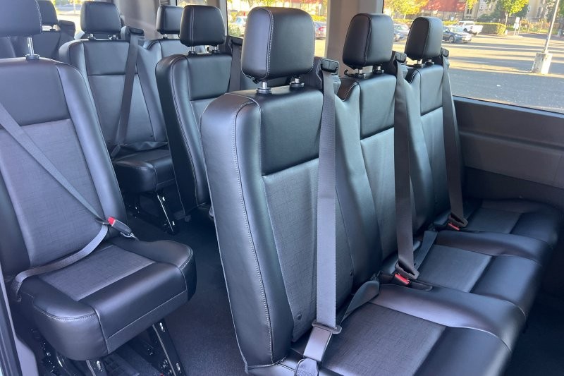 Ford Transit-350 Vehicle Full-screen Gallery Image 12