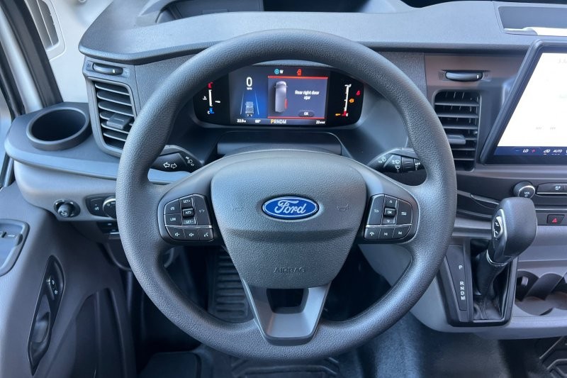 Ford Transit-350 Vehicle Full-screen Gallery Image 14