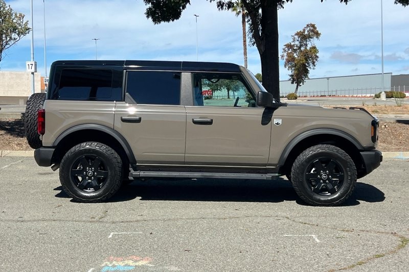 Ford Bronco Vehicle Full-screen Gallery Image 02