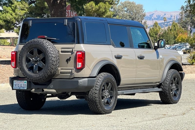 Ford Bronco Vehicle Full-screen Gallery Image 03
