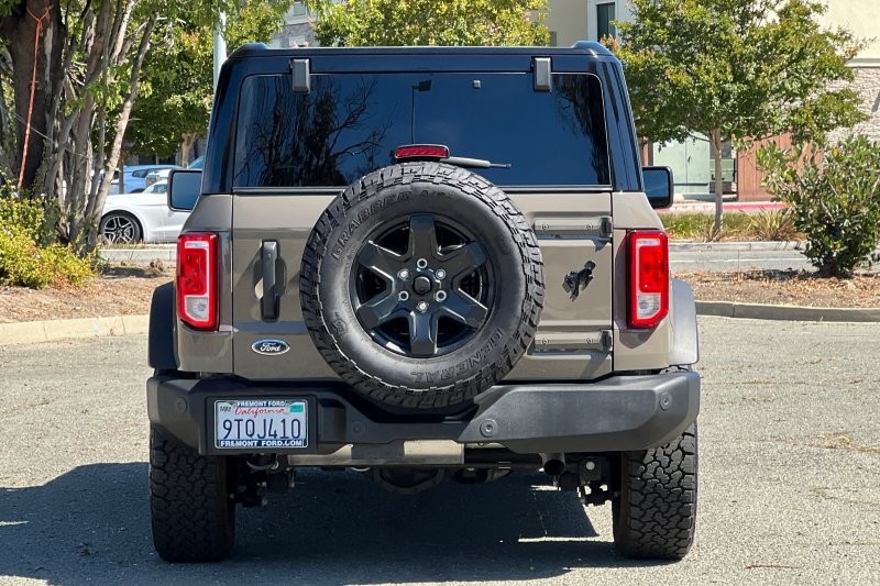 Ford Bronco Vehicle Full-screen Gallery Image 04