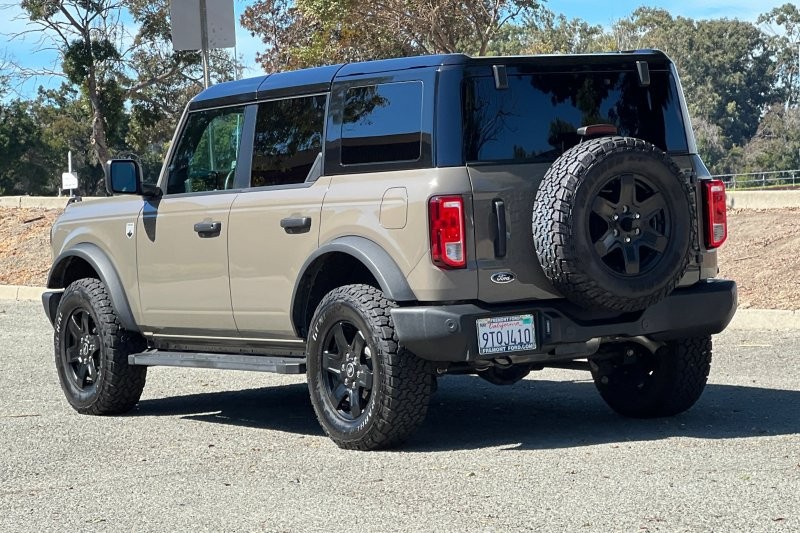 Ford Bronco Vehicle Full-screen Gallery Image 05