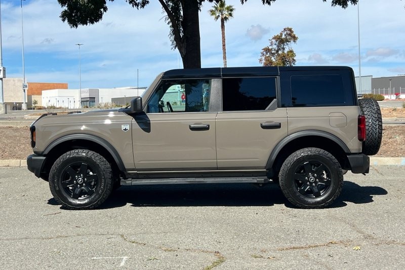 Ford Bronco Vehicle Full-screen Gallery Image 07