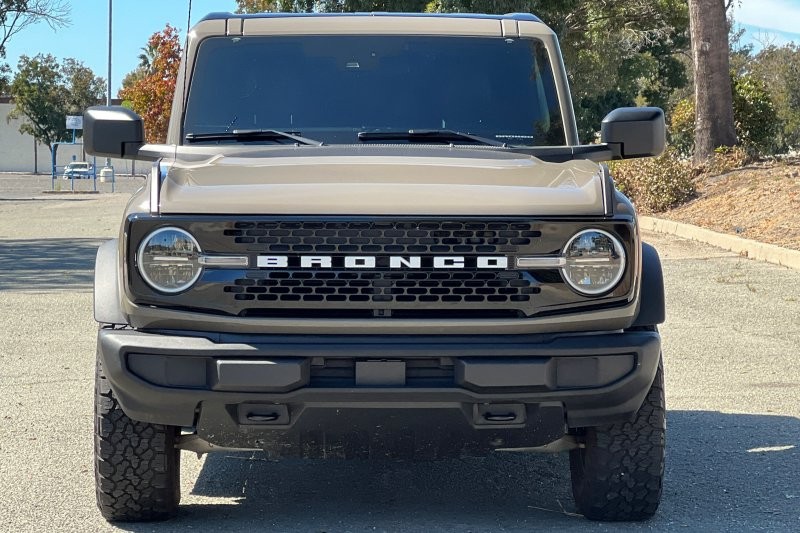 Ford Bronco Vehicle Full-screen Gallery Image 09