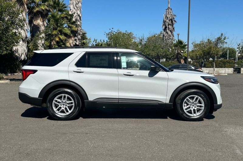 Ford Explorer Vehicle Full-screen Gallery Image 02