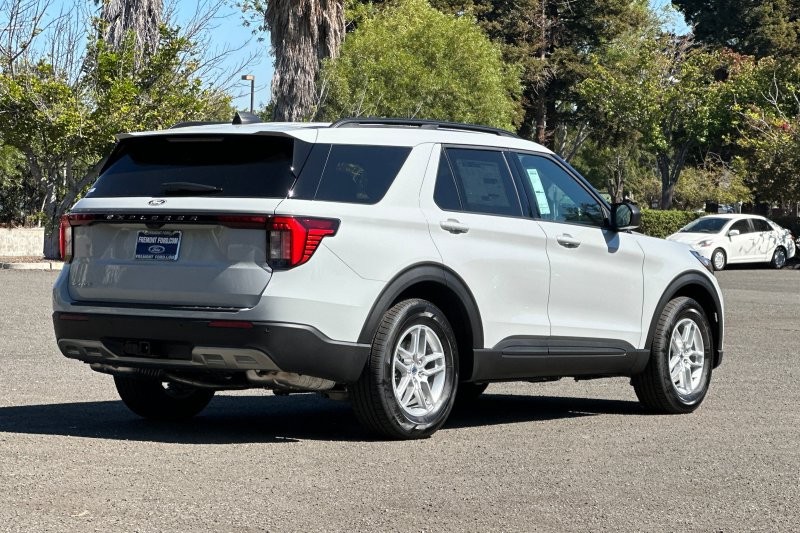 Ford Explorer Vehicle Full-screen Gallery Image 03