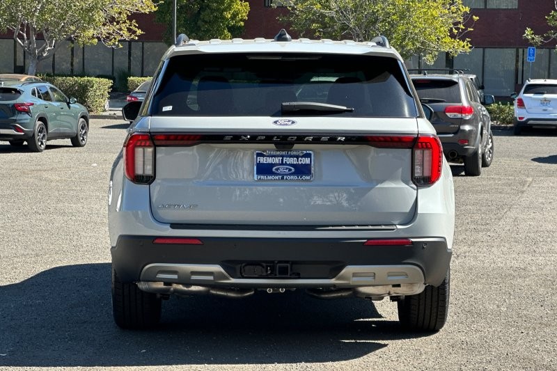 Ford Explorer Vehicle Full-screen Gallery Image 04