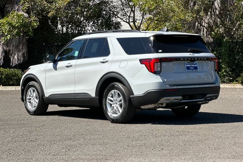 Ford Explorer Vehicle Full-screen Gallery Image 05