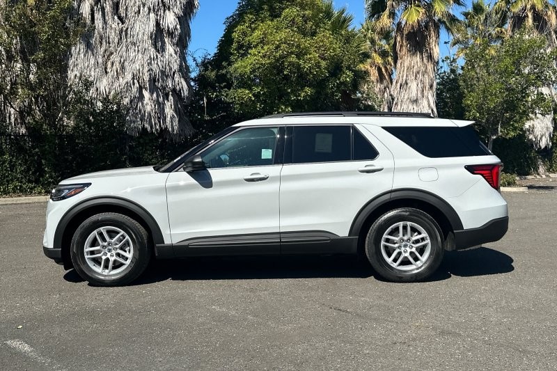 Ford Explorer Vehicle Full-screen Gallery Image 06