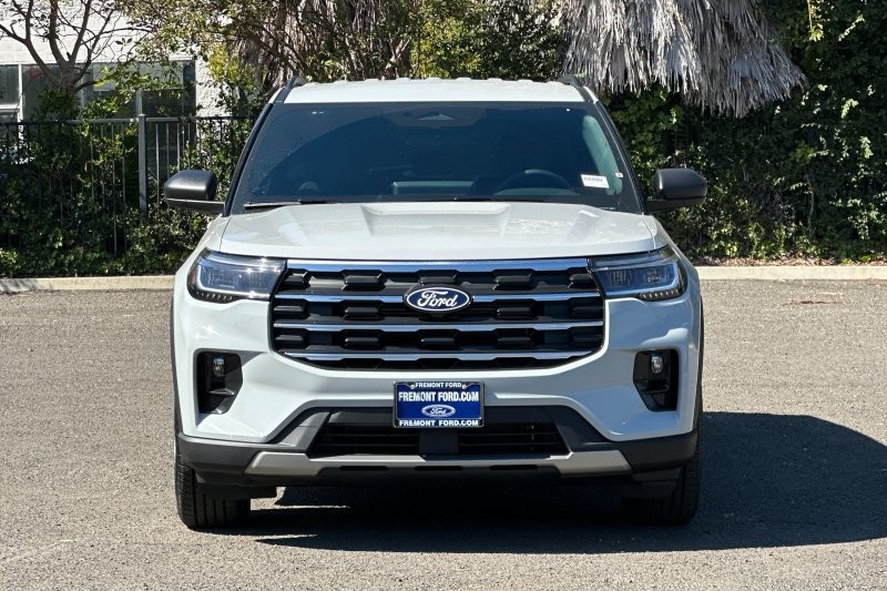 Ford Explorer Vehicle Full-screen Gallery Image 08