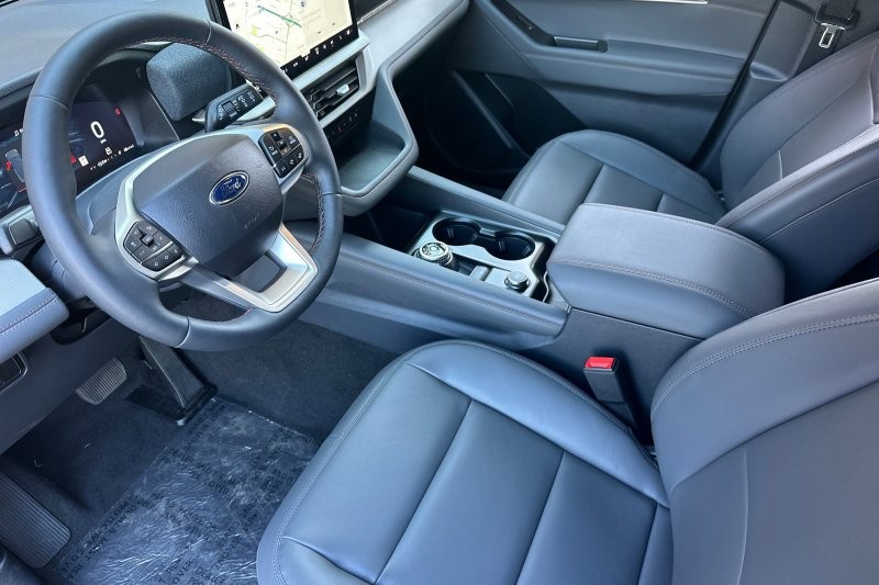 Ford Explorer Vehicle Full-screen Gallery Image 09