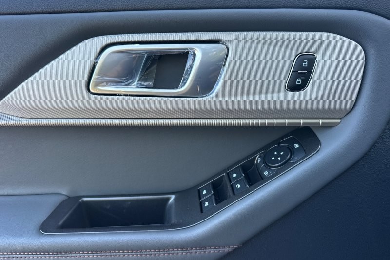 Ford Explorer Vehicle Full-screen Gallery Image 10
