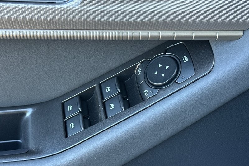 Ford Explorer Vehicle Full-screen Gallery Image 11