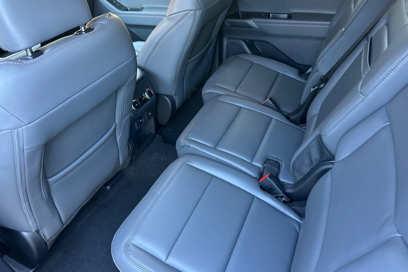 Ford Explorer Vehicle Full-screen Gallery Image 12