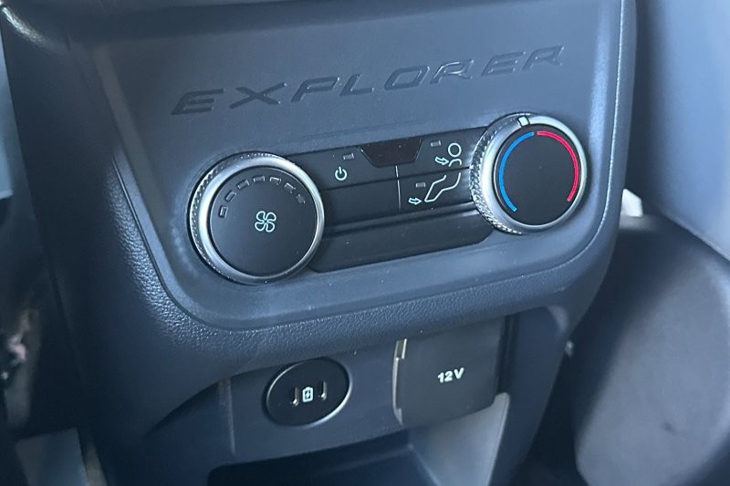 Ford Explorer Vehicle Full-screen Gallery Image 13