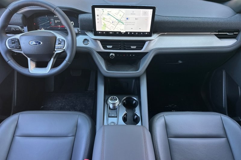 Ford Explorer Vehicle Full-screen Gallery Image 14