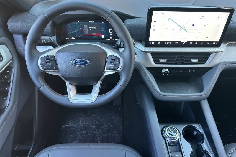 Ford Explorer Vehicle Full-screen Gallery Image 15