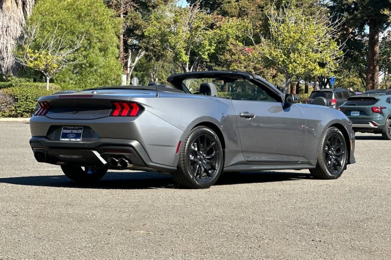 Ford Mustang Vehicle Full-screen Gallery Image 03