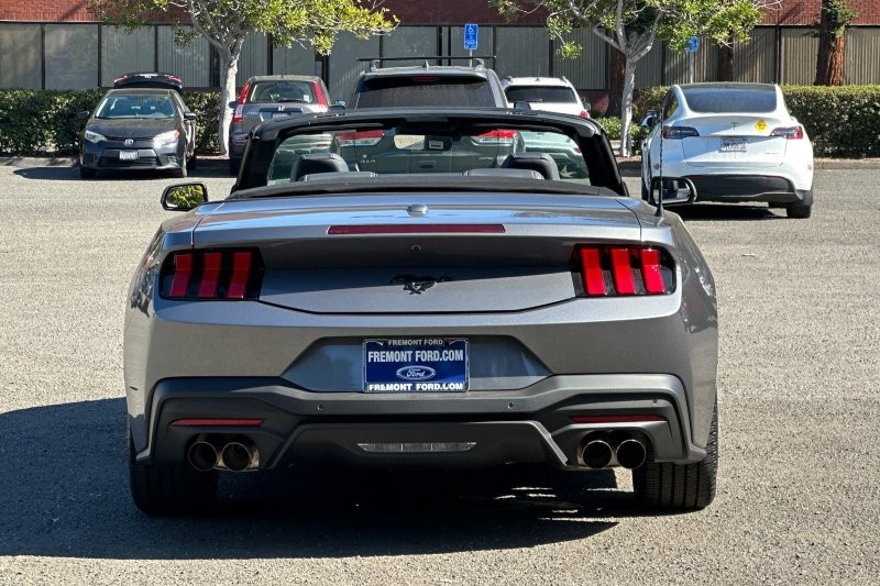 Ford Mustang Vehicle Full-screen Gallery Image 04