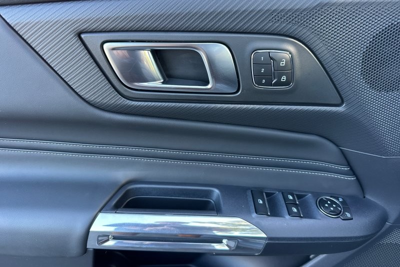 Ford Mustang Vehicle Full-screen Gallery Image 11
