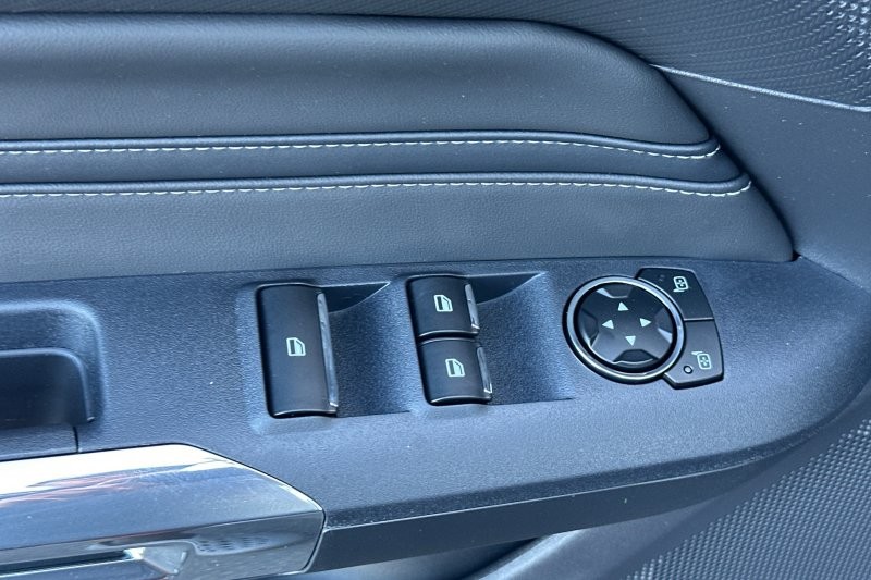 Ford Mustang Vehicle Full-screen Gallery Image 12