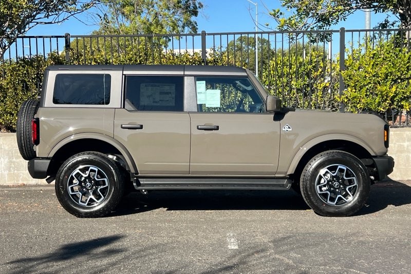 Ford Bronco Vehicle Full-screen Gallery Image 02