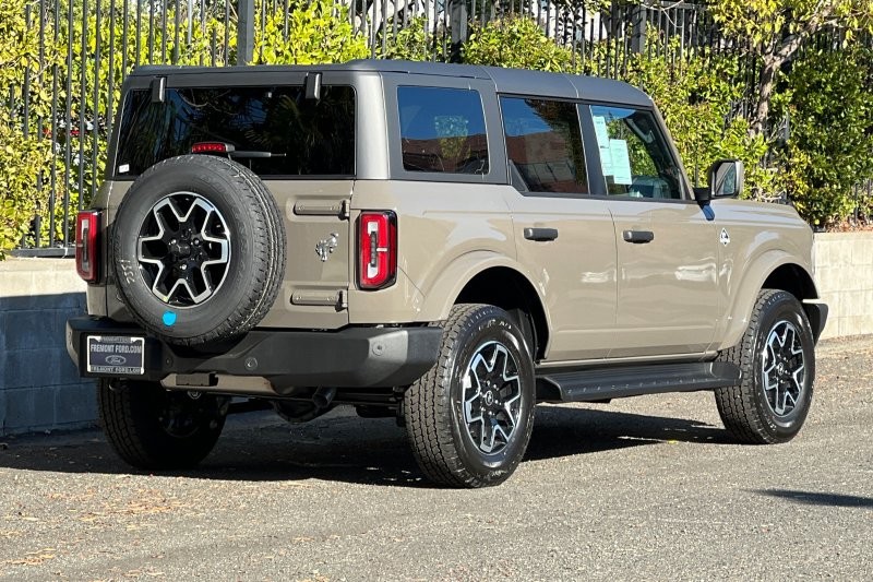 Ford Bronco Vehicle Full-screen Gallery Image 03