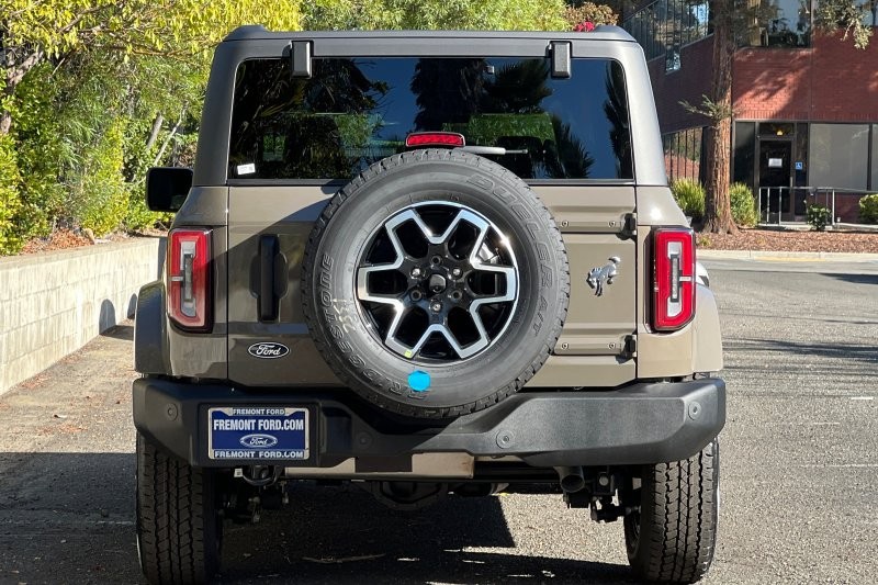 Ford Bronco Vehicle Full-screen Gallery Image 04