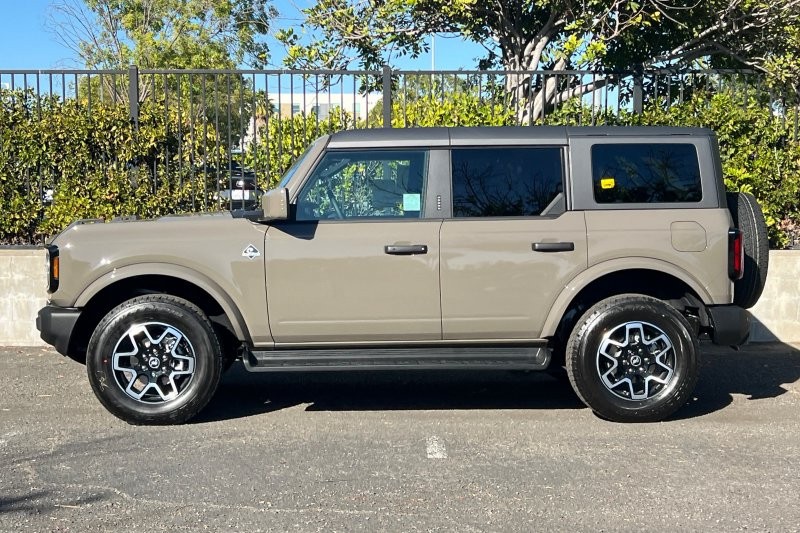 Ford Bronco Vehicle Full-screen Gallery Image 06