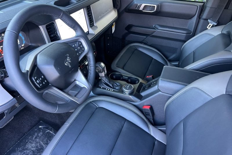 Ford Bronco Vehicle Full-screen Gallery Image 09
