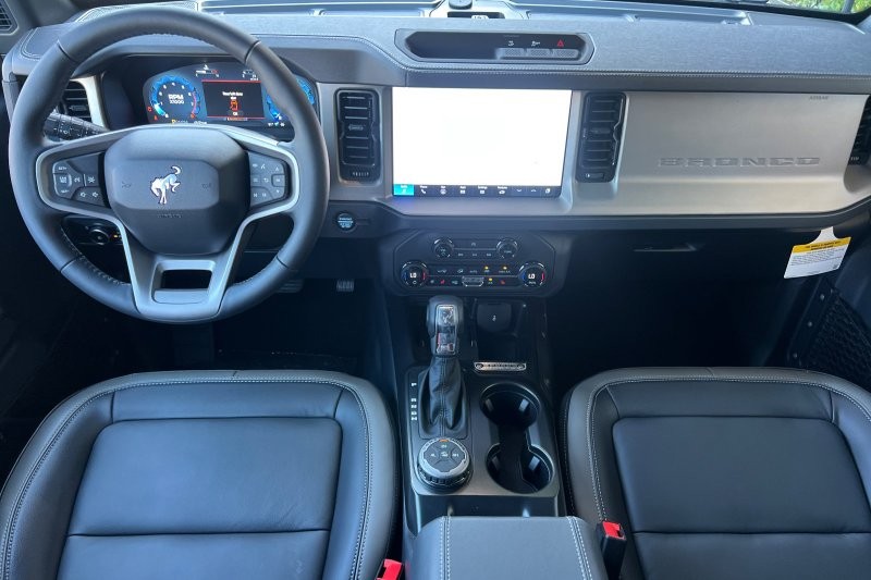 Ford Bronco Vehicle Full-screen Gallery Image 14
