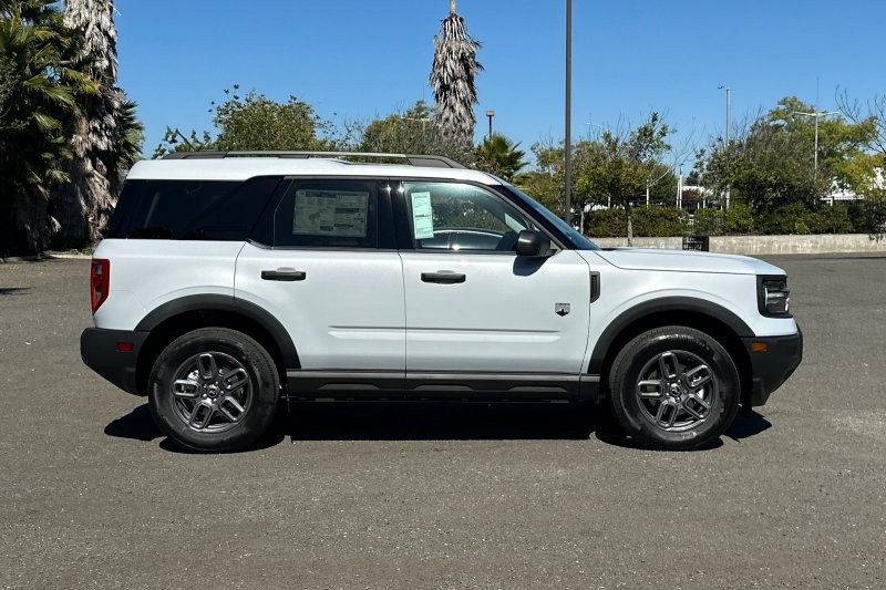 Ford Bronco Sport Vehicle Full-screen Gallery Image 02