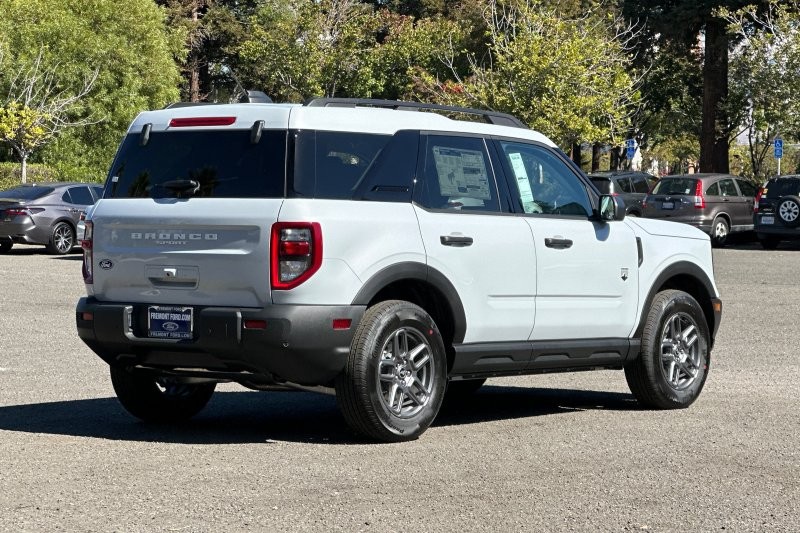 Ford Bronco Sport Vehicle Full-screen Gallery Image 03