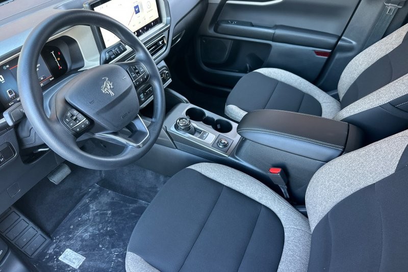 Ford Bronco Sport Vehicle Full-screen Gallery Image 09