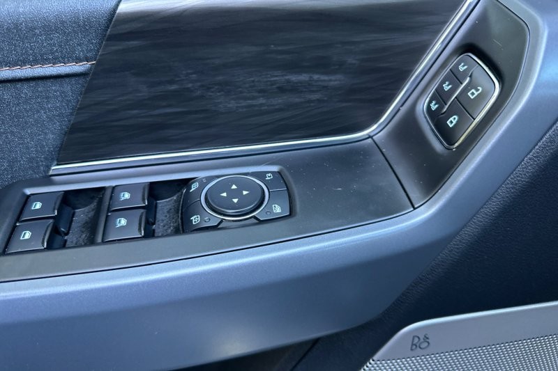 Ford F-150 Vehicle Full-screen Gallery Image 11
