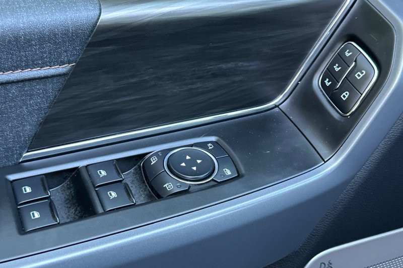 Ford F-150 Vehicle Full-screen Gallery Image 12