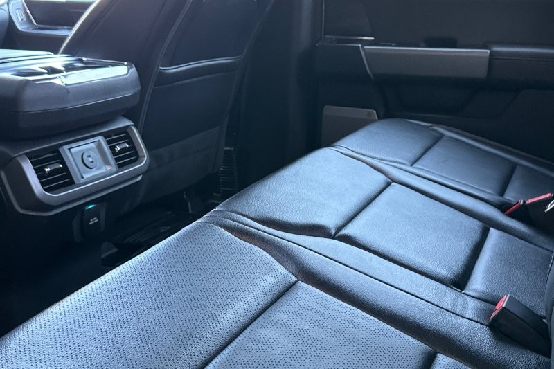 Ford F-150 Vehicle Full-screen Gallery Image 14