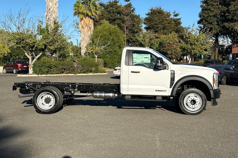 Ford F-450SD Vehicle Full-screen Gallery Image 02