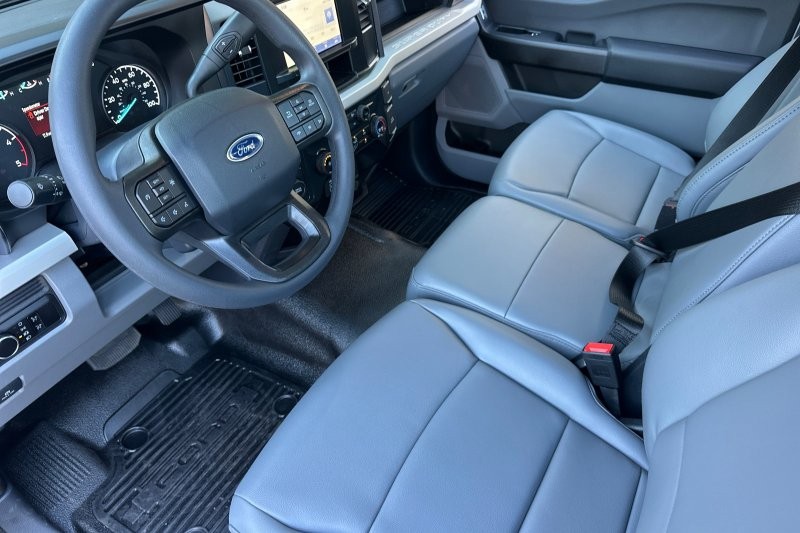 Ford F-450SD Vehicle Full-screen Gallery Image 12