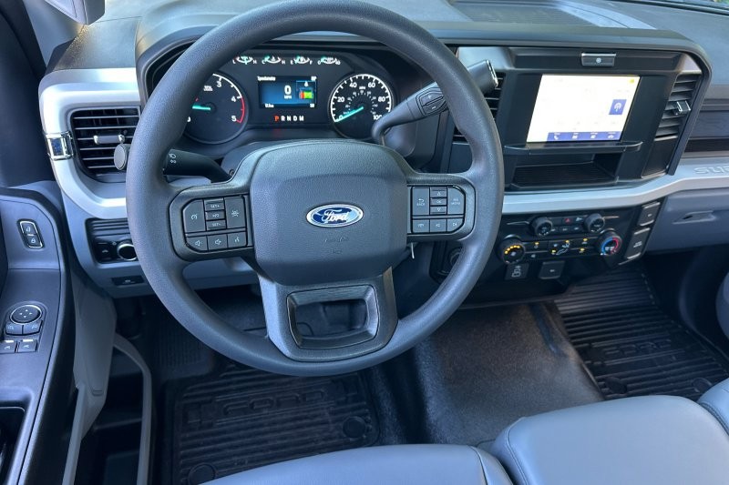Ford F-450SD Vehicle Full-screen Gallery Image 13