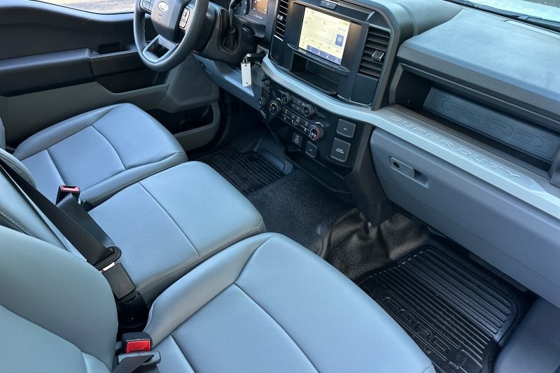 Ford F-450SD Vehicle Full-screen Gallery Image 14