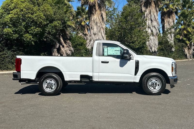 Ford F-250SD Vehicle Full-screen Gallery Image 02