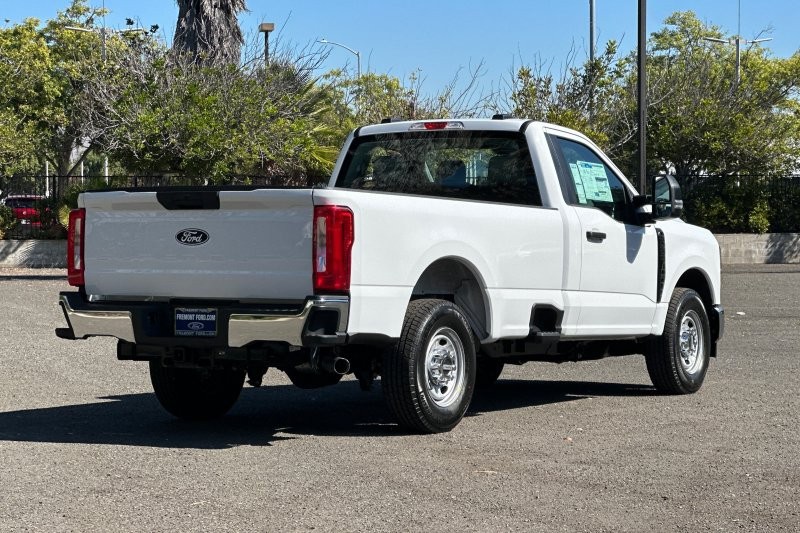 Ford F-250SD Vehicle Full-screen Gallery Image 03